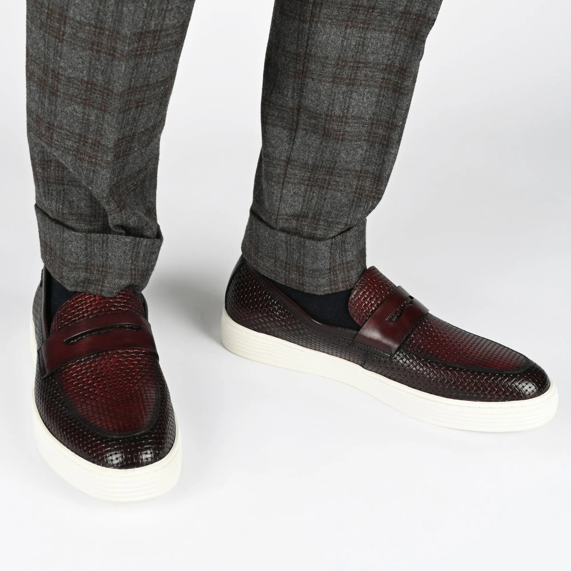 Shop TAFT Model 106 Loafer In Cherry