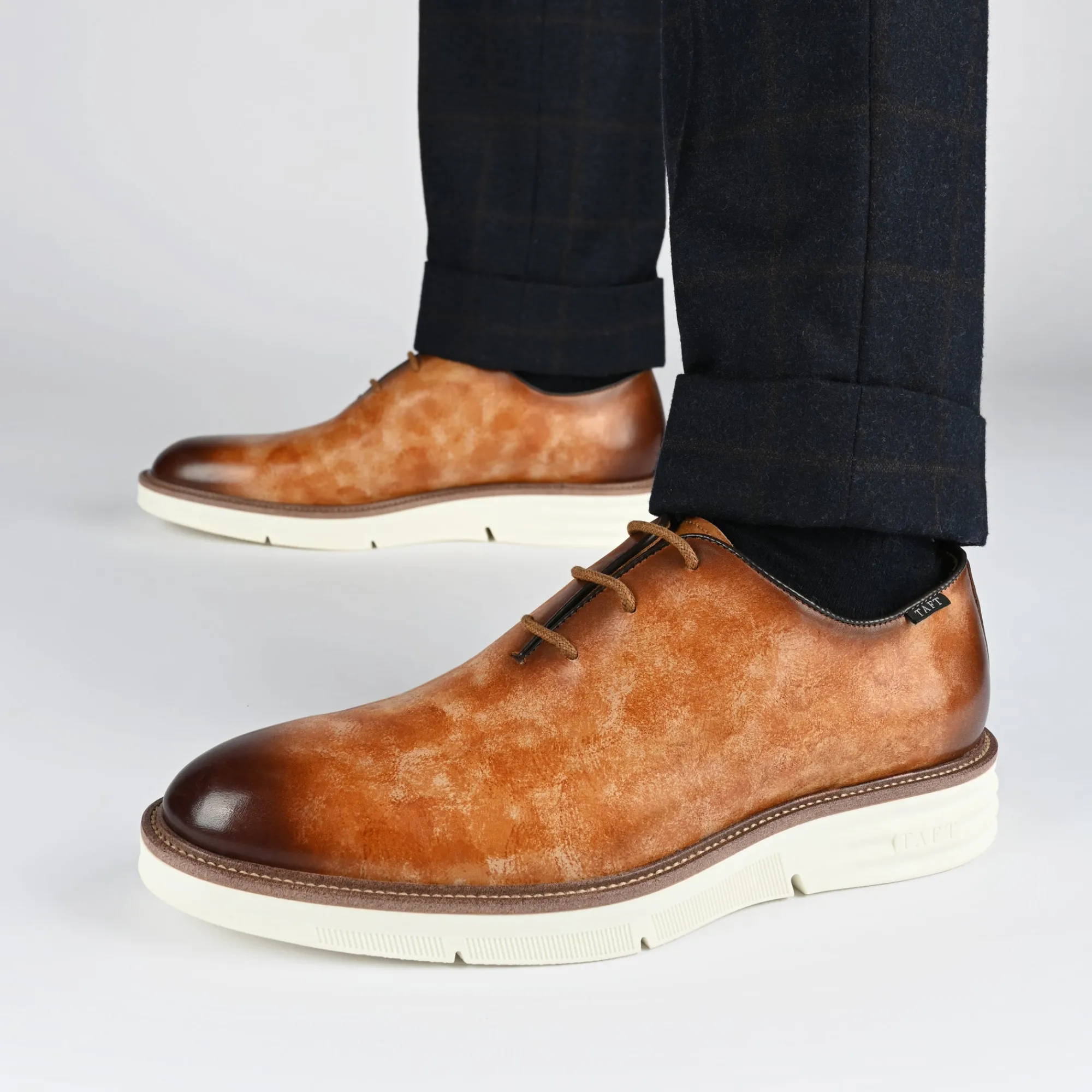 Store TAFT Model 101 Shoe In Walnut
